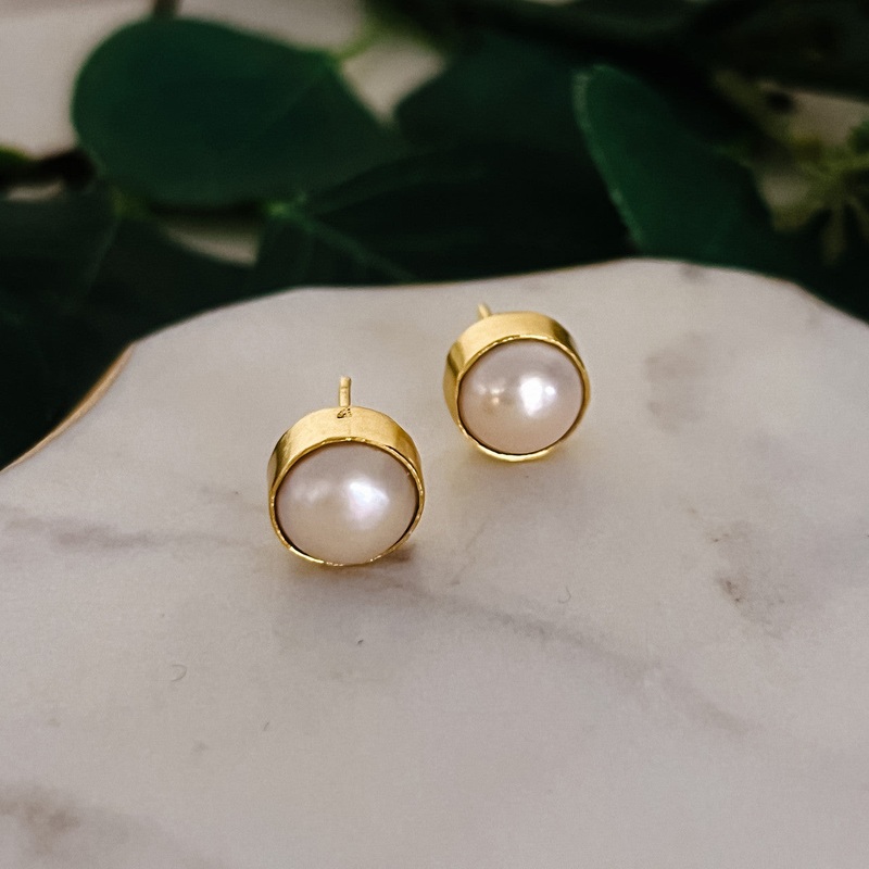 Freshwater Pearl Post Earrings Gold
