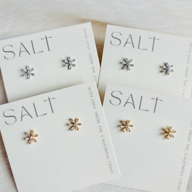 Dainty Daisy Studs Platinum